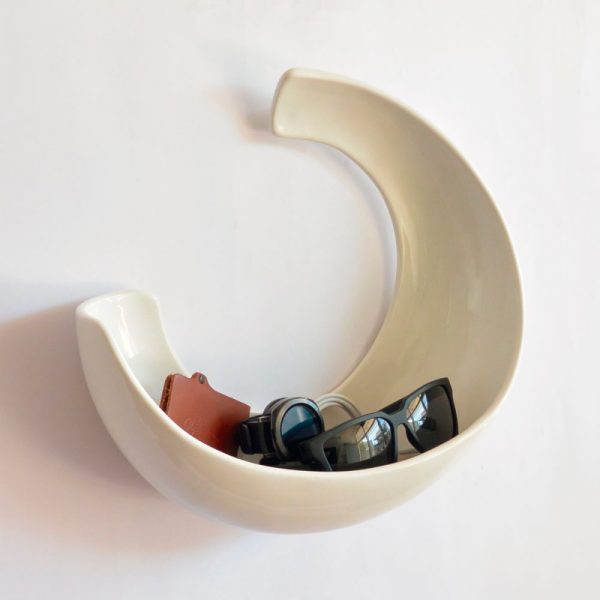 luna de ceramica marca tuio diseño mexicano contenedor de pared reloj lentes cables